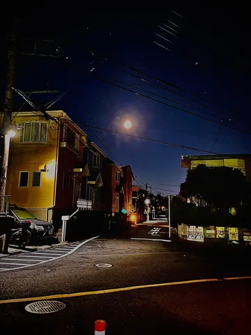 夜の街角に灯る静かな光