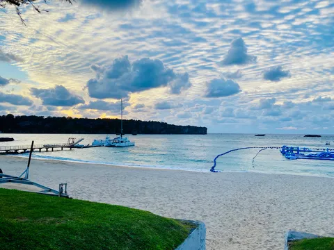 青い遊具と夕暮れの海