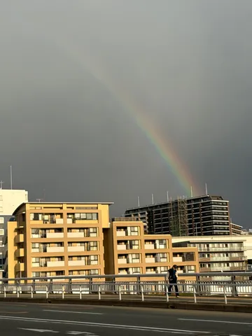 雨上がりの街に架かる虹