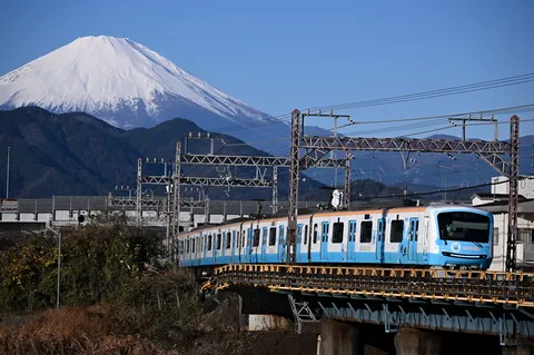 青い電車、富士山と密会中？