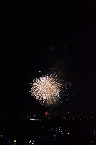 夜空に咲く花火の輪