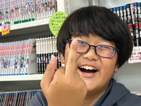本棚の笑顔が弾ける