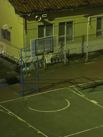 夜のコートに残る静けさ