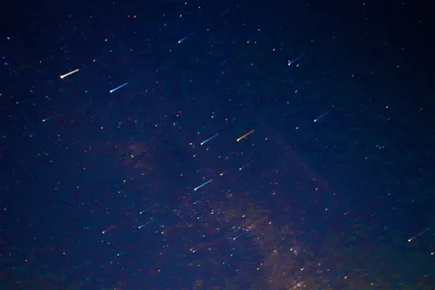 夜空を駆ける流星の軌跡