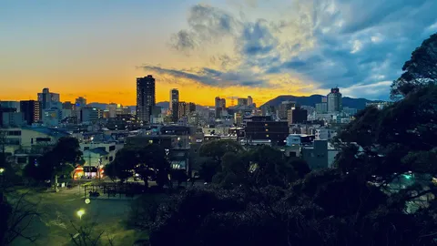 鮮やかな空と夜の街並み