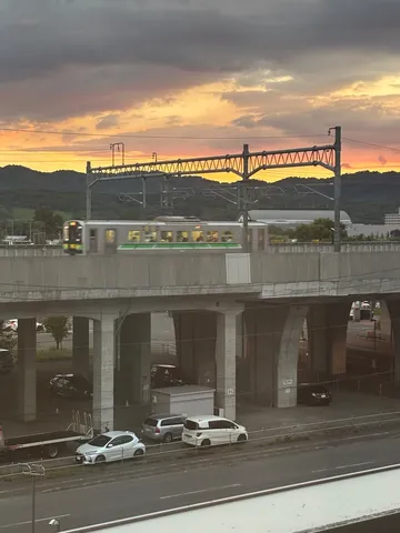 夕暮れ、列車は夕陽を浴びて