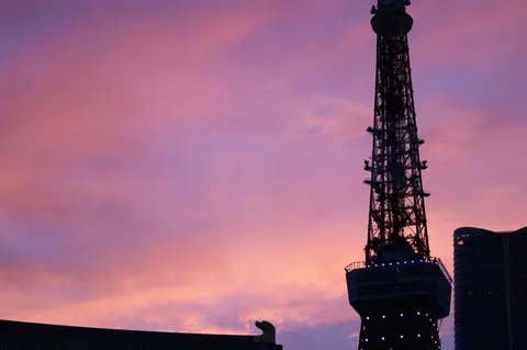 夕焼け空とシルエットタワー
