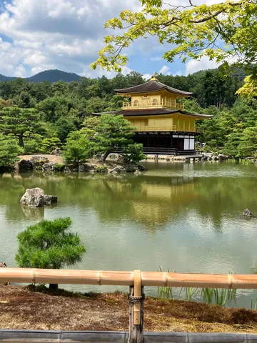 黄金に輝く寺院と静寂の池