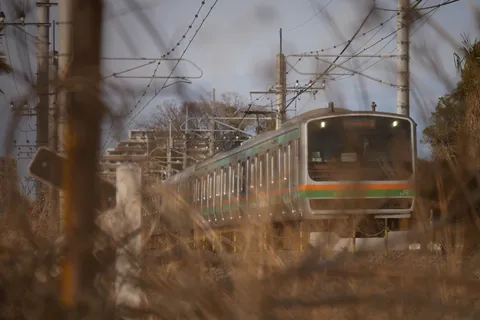見えない向こうへ、駆け抜ける列車