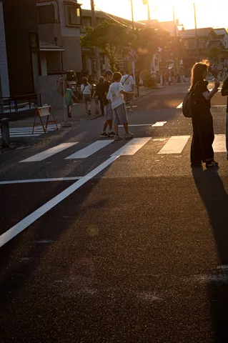 夕陽に染まる横断歩道