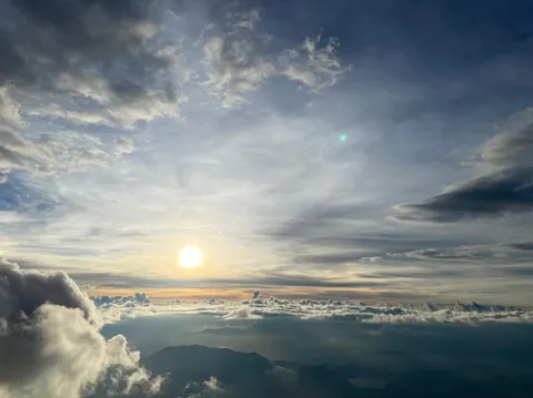 朝焼けと雲海の静寂