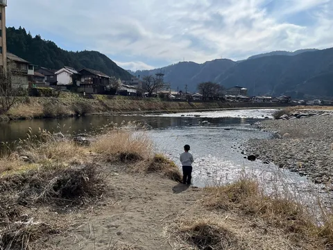 川辺に佇む、静かな時間