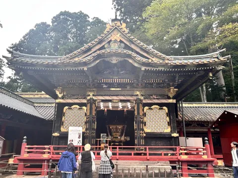 金箔と木の匂いが薫る社殿