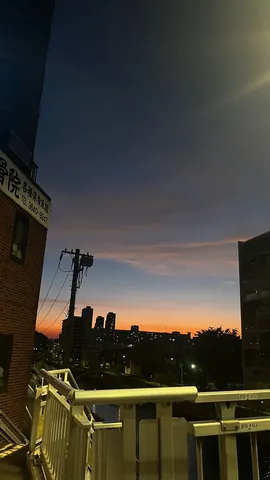 都会の夕暮れ、空と建物のコントラスト