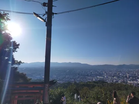 山頂からの市街地と朱色の鳥居