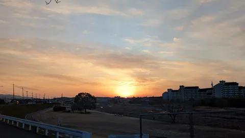茜空に浮かぶ街並み