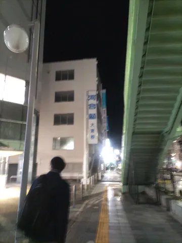 夜の街を歩く、一人の影