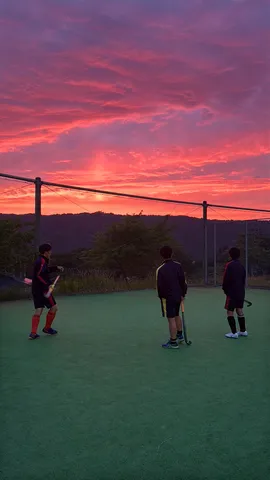 練習を見守る茜色の空