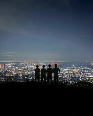 夜景を背に、４人のシルエット