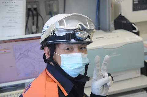 決意のピースサイン