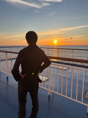 夕暮れを見つめる甲板