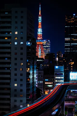 光の軌跡と都市の煌めき