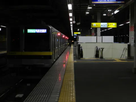 駅の静寂、旅立ちの予感