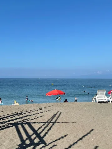 夏の海、日傘とビーチチェア
