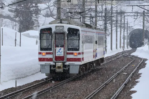 雪景色の中を走る列車