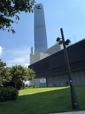 超高層と影の遊び