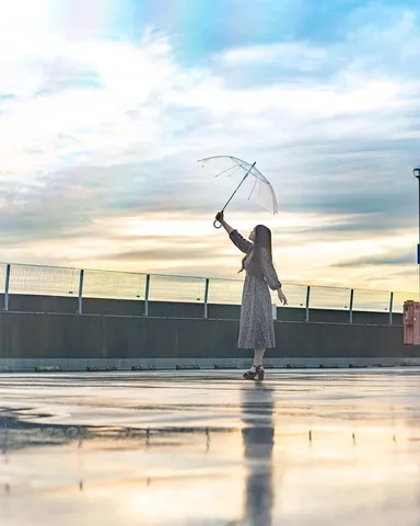 雨上がりの空へ傘を掲げて