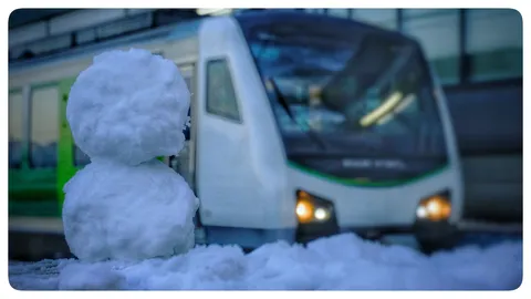 雪だるまも電車待ち