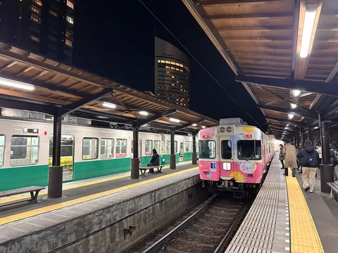 夜のホーム、出会う二つの車両