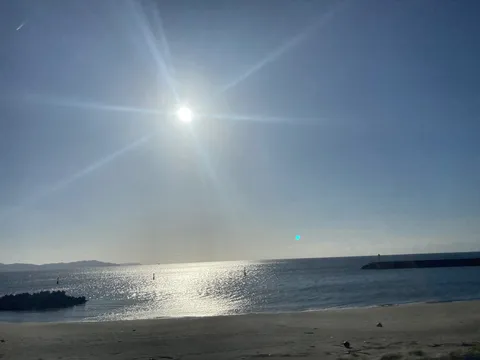 輝く太陽と静かな海