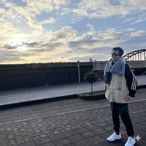 夕焼けに映える冬のアウトドアスタイル