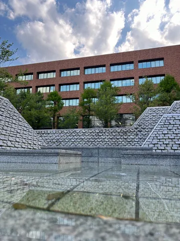 水面に映る空とレンガの建物