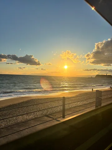 黄金に輝くビーチの夕景