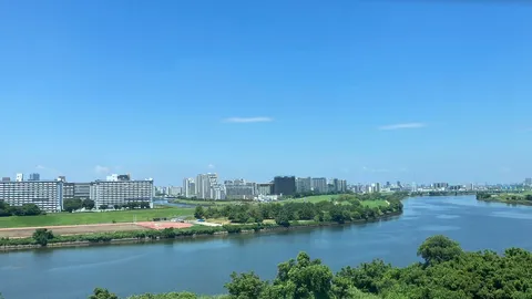 清々しい空と川面が映す都市の風景