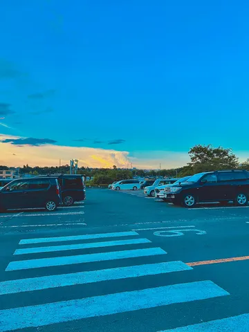 夕暮れの駐車場風景