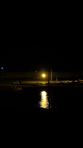 夜の水面に灯る光