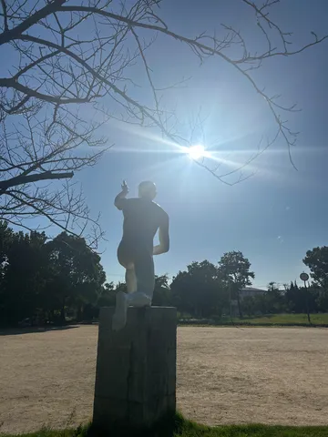 晴れやかな空、未来へ駆け出す彫刻