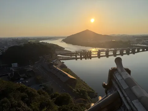夕陽が水面を結ぶ路