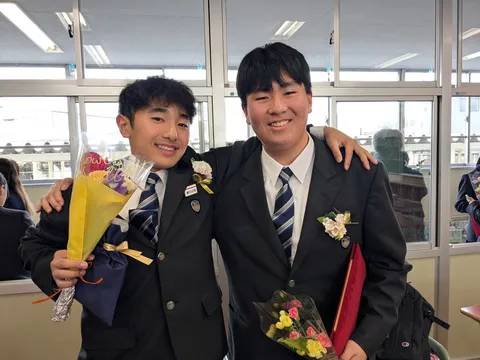 未来への第一歩、祝福の笑顔