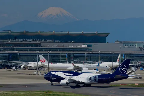 空にそびえる富士山と翼