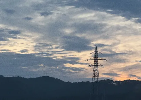 電波塔と夕焼け雲のコントラスト