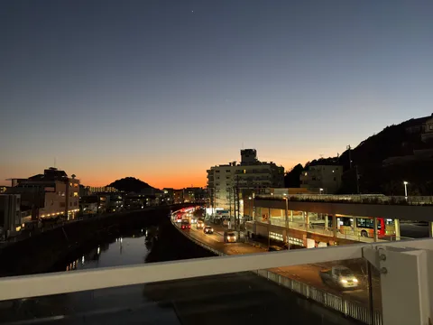 夕暮れ時の街と水面の映り込み