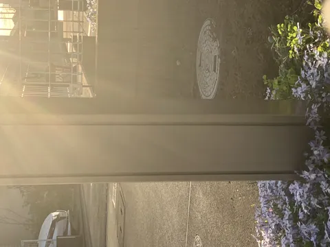 光と影が織りなす街角の風景