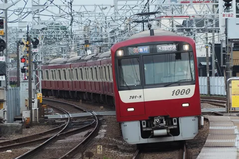 カーブを駆ける赤い特急