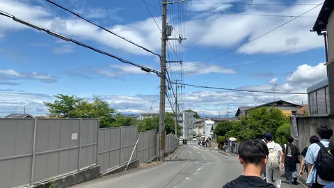 坂道と青空、日常の一コマ