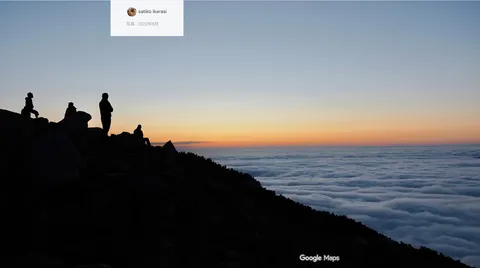 山頂に浮かぶ影と夕焼け